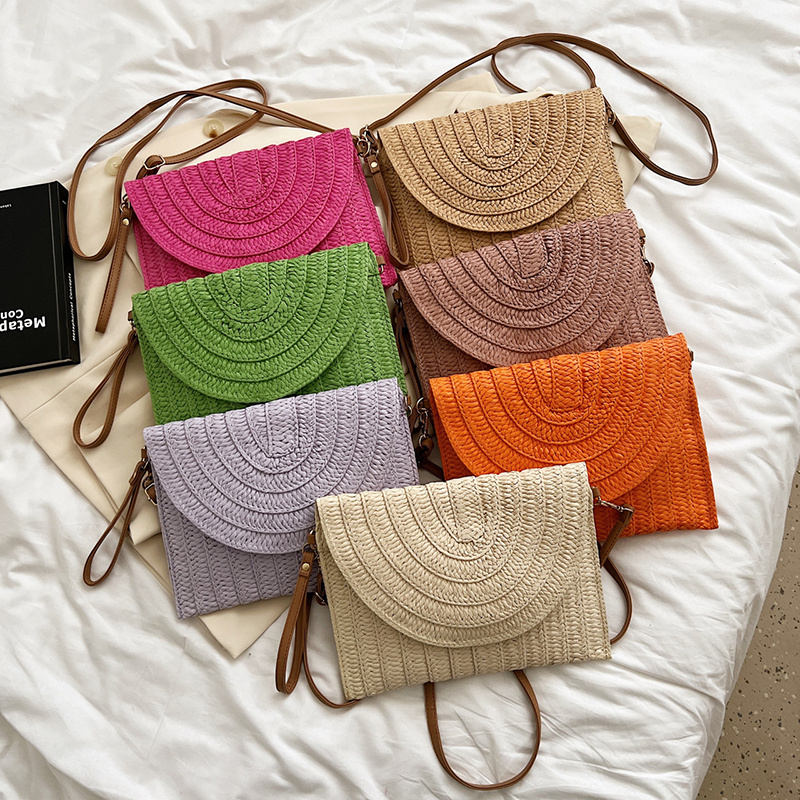 Flap Bag Envelope - Sac à bandoulière en paille tressée,